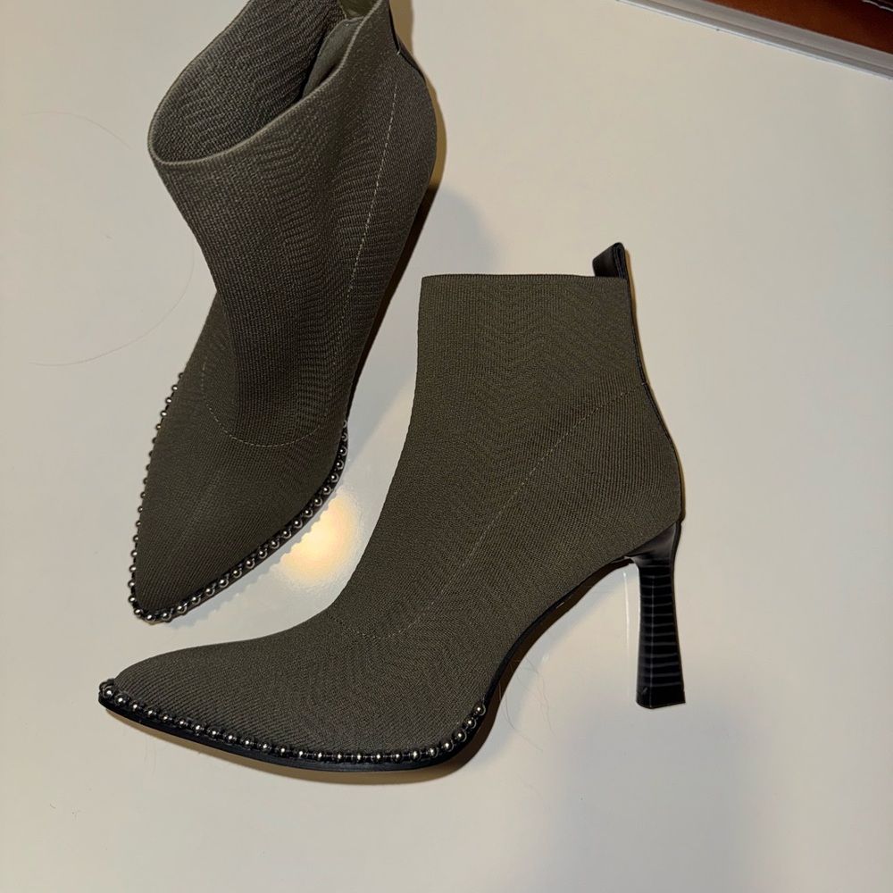 BRAND NEW/NEVER WORN BCBGeneration Women's Olive Green Ankle Booties [SIZE 9]